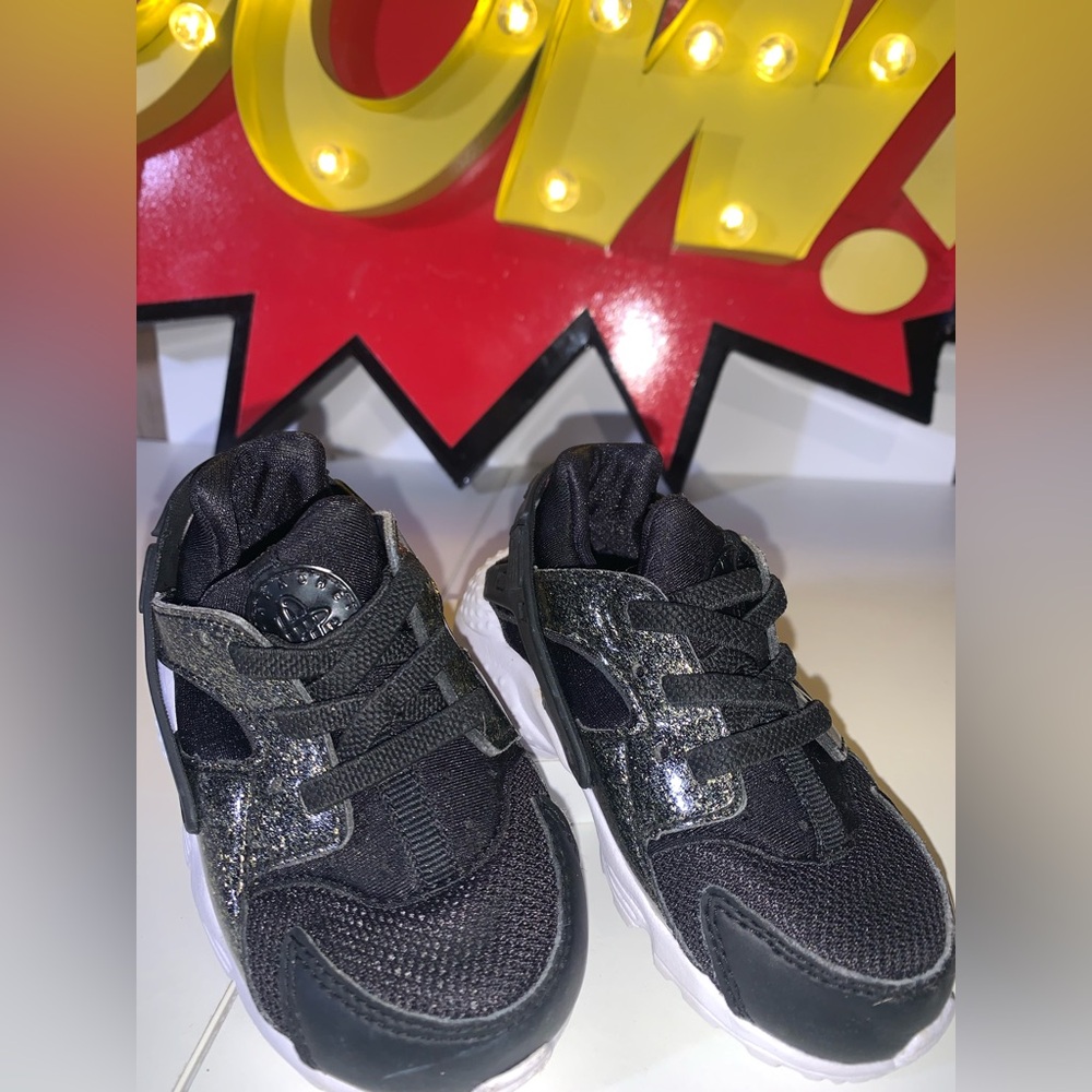 Huarache Run SE TD 'Black GoldGlitter'
Gently Used; No Box
Size 6C
